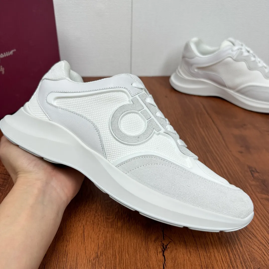 [Ferragamo] Top P: 720💰 Size: 39~44 (38 45 custom-made, non-returnable) Ferragam/Ferragamo Cancini buckle men's low-top casual shoes Spring and summer official website synchronized new thick-soled versatile sports shoes for men This urban-style casual shoe boldly combines a variety of fabrics, cleverly using high-tech mesh fabrics and smooth leather to create a unique high-end look, with side dropouts Cancini buckle, padded collar and tongue, and eye-catching lightweight rubber sole make the design even more sophisticated! The perfect blend of style and comfort. , the shoe body is outlined with exquisite lines, embellished with iconic elements, and equipped with comfortable sole technology to boost your pace. Whether you are walking on the street or exercising, you can show your extraordinary charm. .